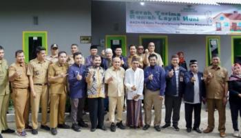 Wali Kota Molen Serahkan Rumah Layak Huni Ke Dadang Warga,