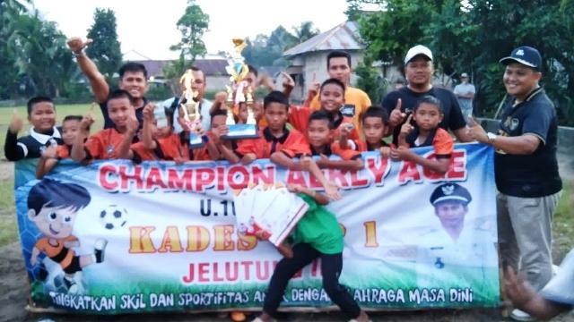 SSB Putra Nusantara Air Gegas Juara Open Turnamen Kades Cup 1 Usia Dini Di Desa Jelutung II