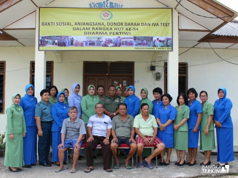 HUT Persit Kartika Chandra Kirana dan HUT Dharma Pertiwi, Rombongan Istri Prajurit TNI mengunjungi Panti Jompo Emaus yang berdomisili di Jalan Brafo persis di belakang Rumah sakit Siloam, Rabu (07/03/2018).