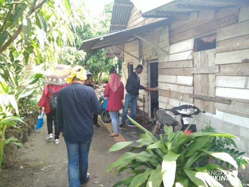 Endang Kusumawati Calon Walikota Pangkalpinang yang berpasangan dengan calon Wakil Walikota Ismiryadi (Eksis), saat blusukan di Kelurahan Bukit Merapin, Senin (26/03/2018).