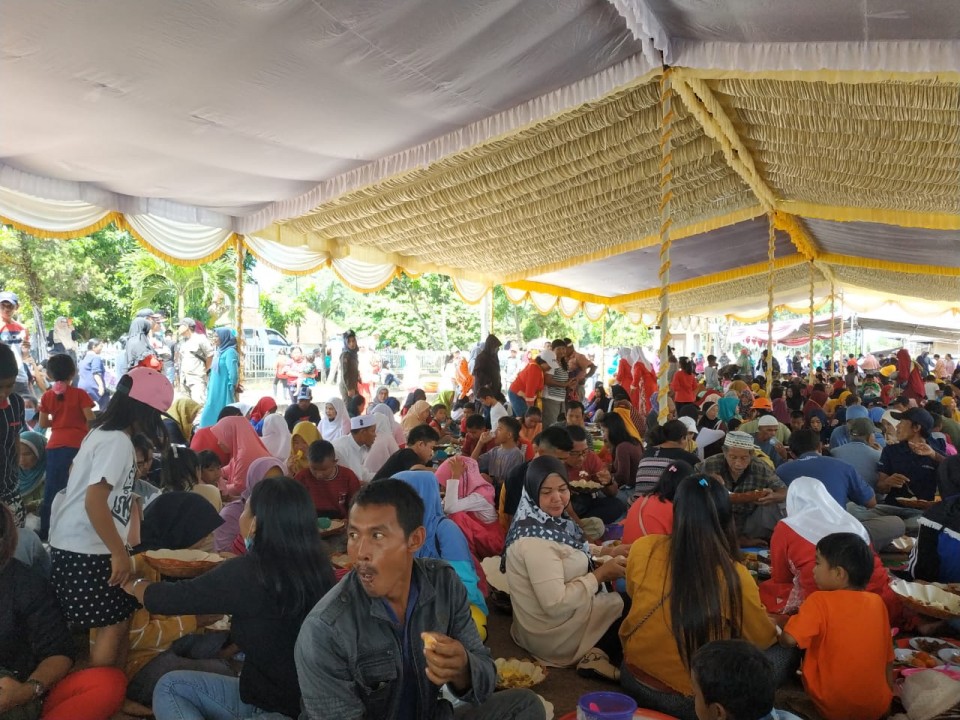 Kegiatan 'Nganggung' yang berlangsung di rumah Dinas Bupati Bangka Selatan (Basel), H. Justiar Noer, Jalan A. Yani Toboali, Kabupaten Bangka Selatan, Minggu (28/07/2019) siang.