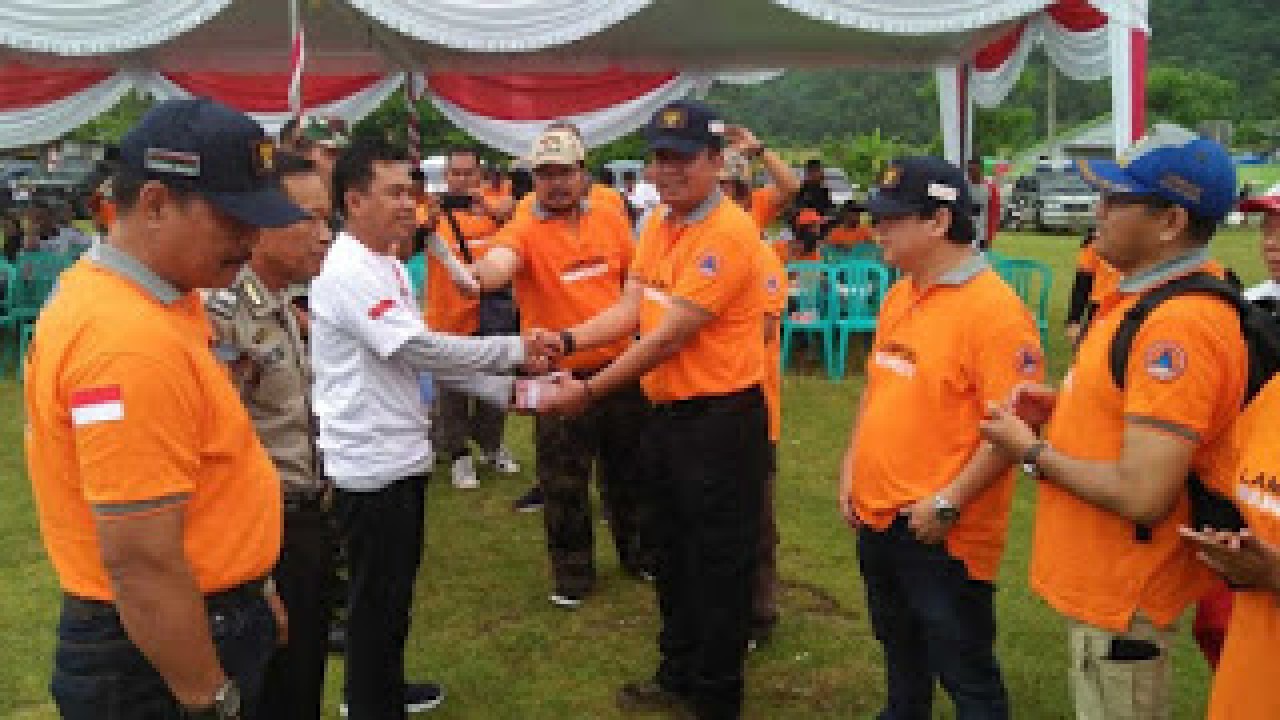 Pemerintah Provinsi (Pemprov) Kepulauan Bangka Belitung (Babel), melalui Tim Peduli Babel menyerahkan secara langsung bantuan kepada korban pasca musibah gempa dan tsunami selat Sunda.