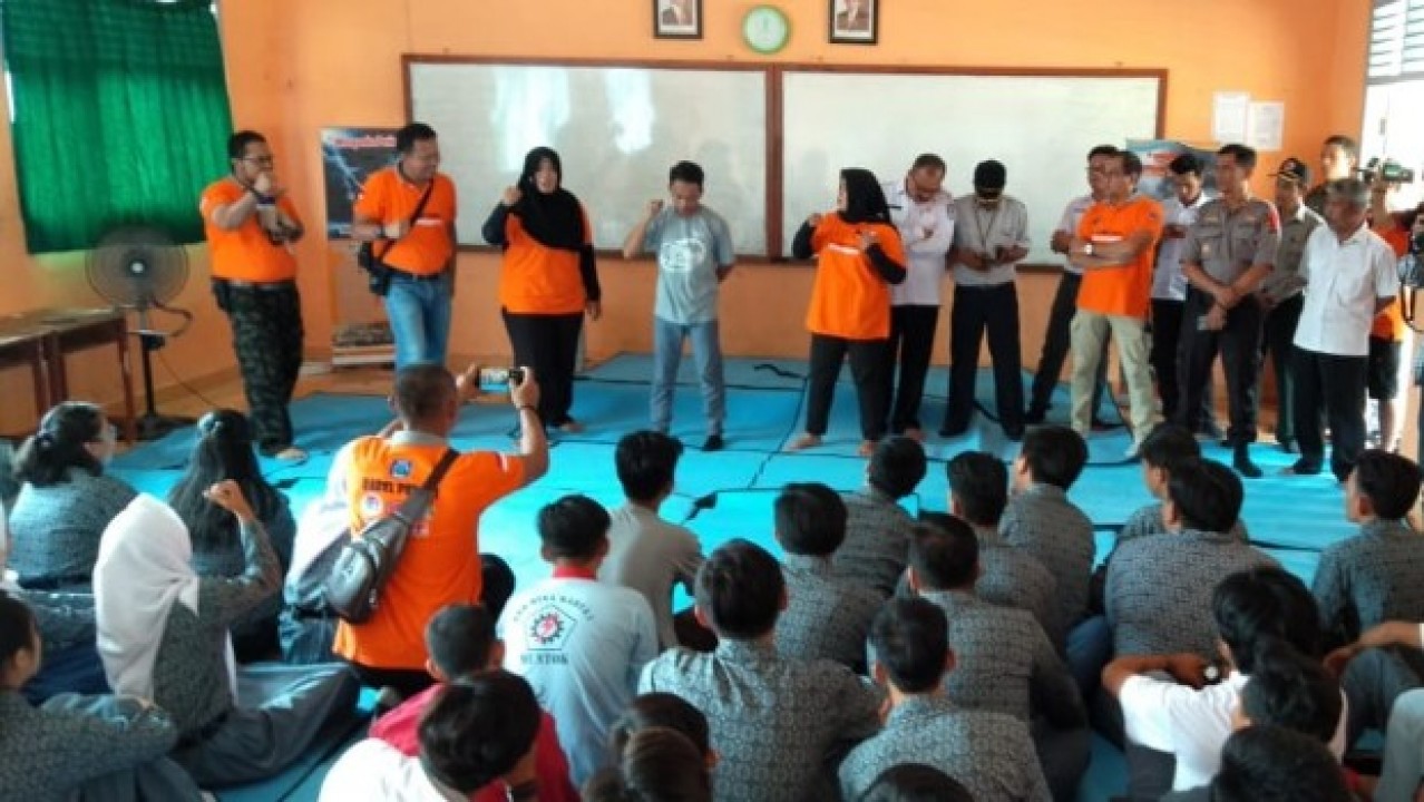melalui konvoi Kebencanaan lewat Tim Peduli Babel. Hari ini (Rabu,06/03/2019_red) mendatangi Siswa-Siswi SMK Bina Karya Muntok untuk melakukan sosialisasi terkait kebencanaan.