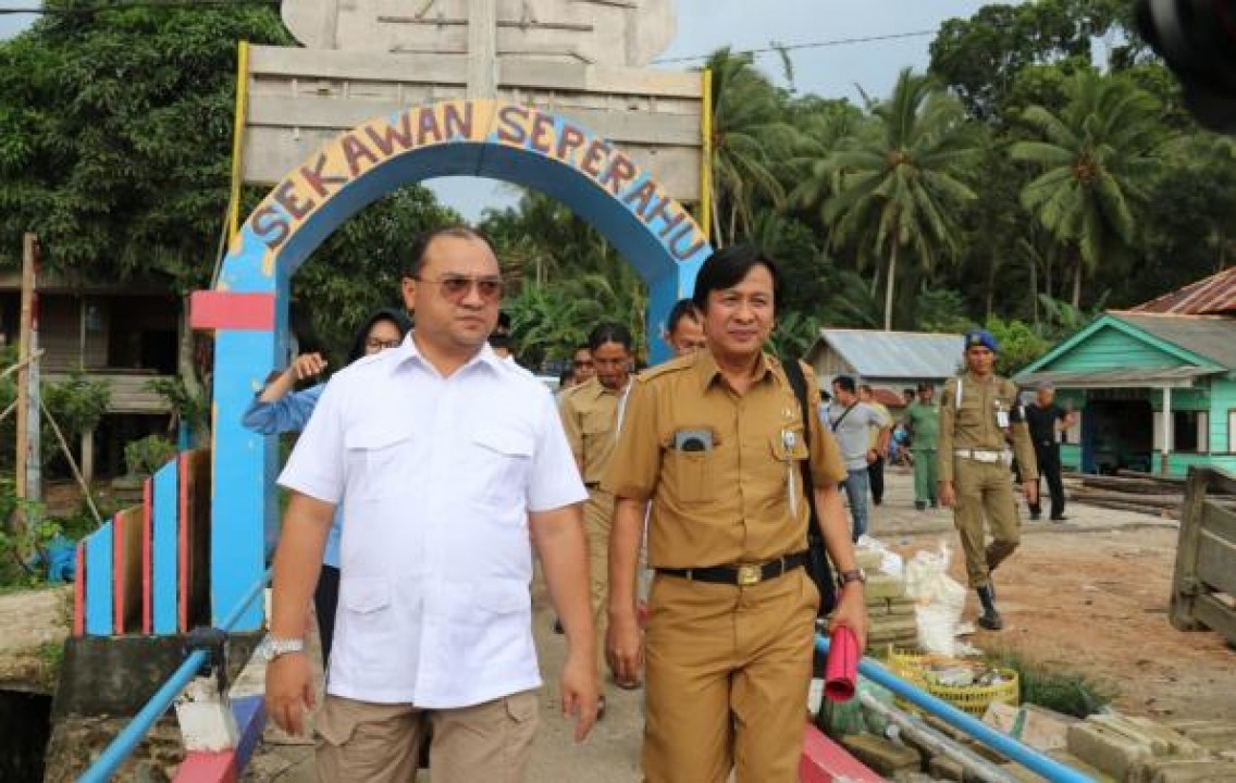 Gubernur Kepulauan Bangka Belitung (Babel), Erzaldi Rosman, meninjau Dermaga yang berada di Desa setempat, setelah menyerap aspirasi masyarakat Desa Tanjungpura, Kabupaten Bangka Tengah, melalui forum dialog, Senin (11/02/2019).