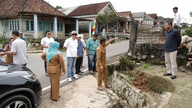 Komisi III DPRD Provinsi Kepulauan Bangka Belitung (Babel), meninjau ruas Jalan Provinsi, tepatnya di Desa Delas, Kecamatan Air Gegas, Kabupaten Bangka Selatan.