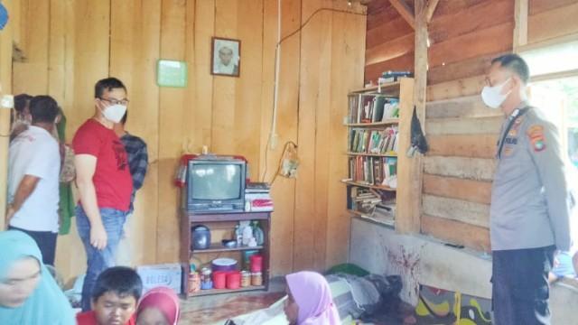 Desa Simpang Perlang di hebohkan dengan pembacokan seorang Guru Ngaji Jauhari (41) di kediamannya hingga meninggal dunia oleh orang tidak di kenal di kelurahan Simpang Perlang, Minggu (25/07/2021).