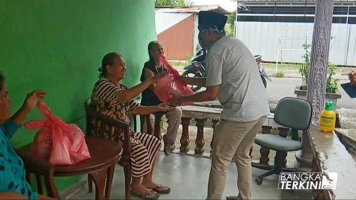 Bawaslu Pangkalpinang Bagi Sembako ke Masyarakat Sekitar Kantor Bawaslu Pangkalpinang, Kamis (09/04/2020).