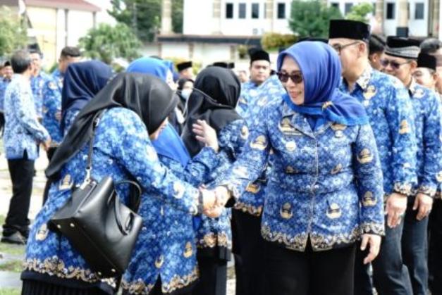 Usai Upacara Hari Kesadaran Nasional dan Halal Bihalal, Pj Lusje Salami ASN dan PHL