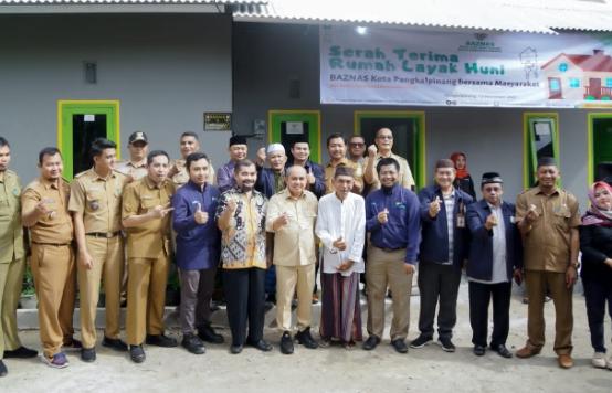 Wali Kota Molen Serahkan Rumah Layak Huni Ke Dadang Warga Sinar Bulan