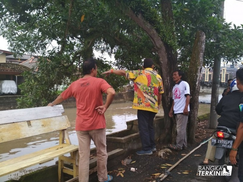 Dodot Calon Wakil Walikota Pangkalpinang yang berpasangan dengan Endang Kusumawaty atau kerap di sapa Paslon Eksis, saat blusukan di seputaran Masjid Jamik, Senin (02/04/2018).