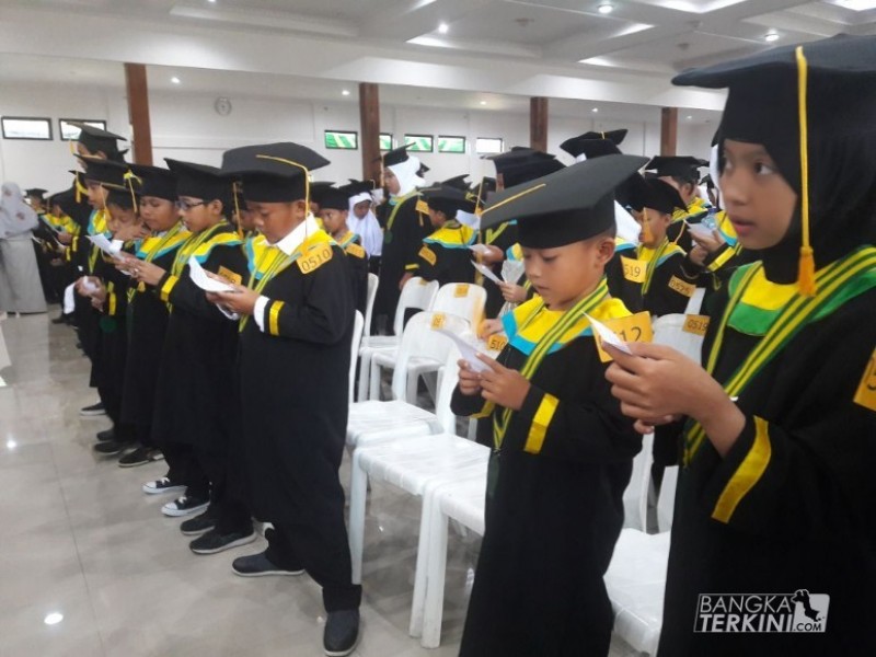 Kementerian Agama (Kemenag) Kota Pangkalpinang gelar acara wisuda Santri atau Santriwati TPQ angkatan VIII Tahun 2018, di STMIK Atma Luhur, Sabtu (21/04/2018).